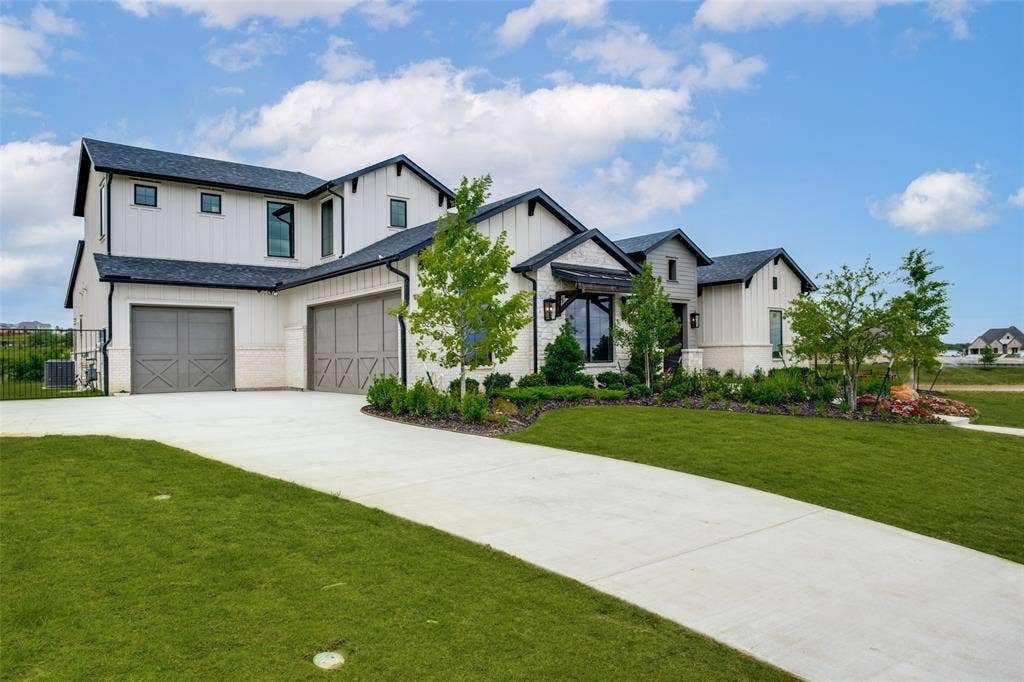 628 Verona Drive, Haslet, TX 76052 Garages