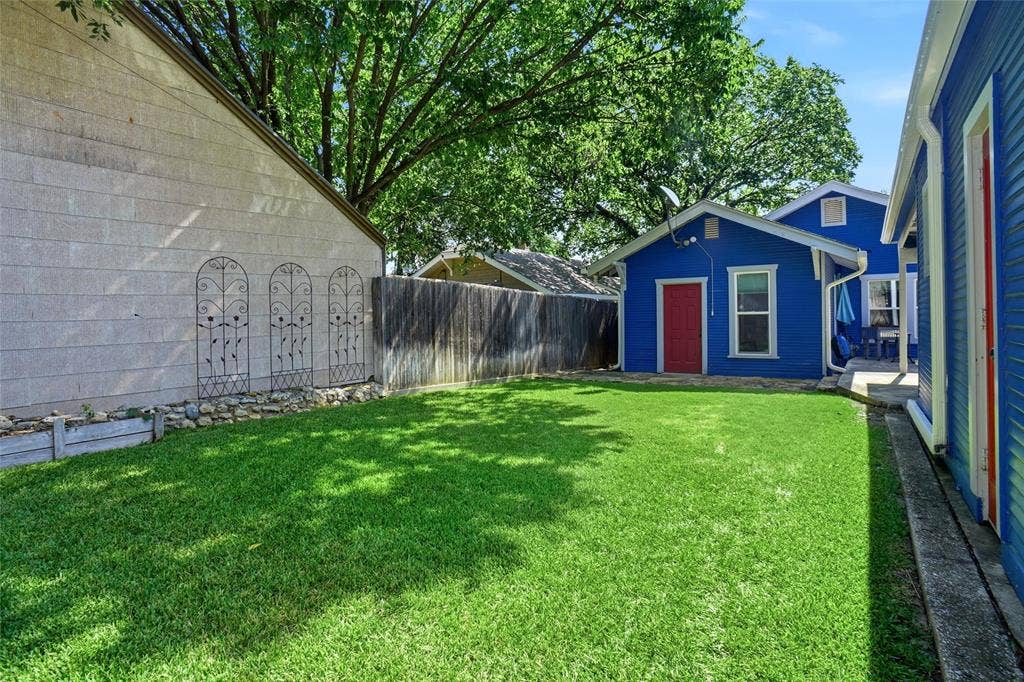 2306 Western Avenue, Fort Worth, TX 76107 Expansive grassy yard with a wooden privacy fence