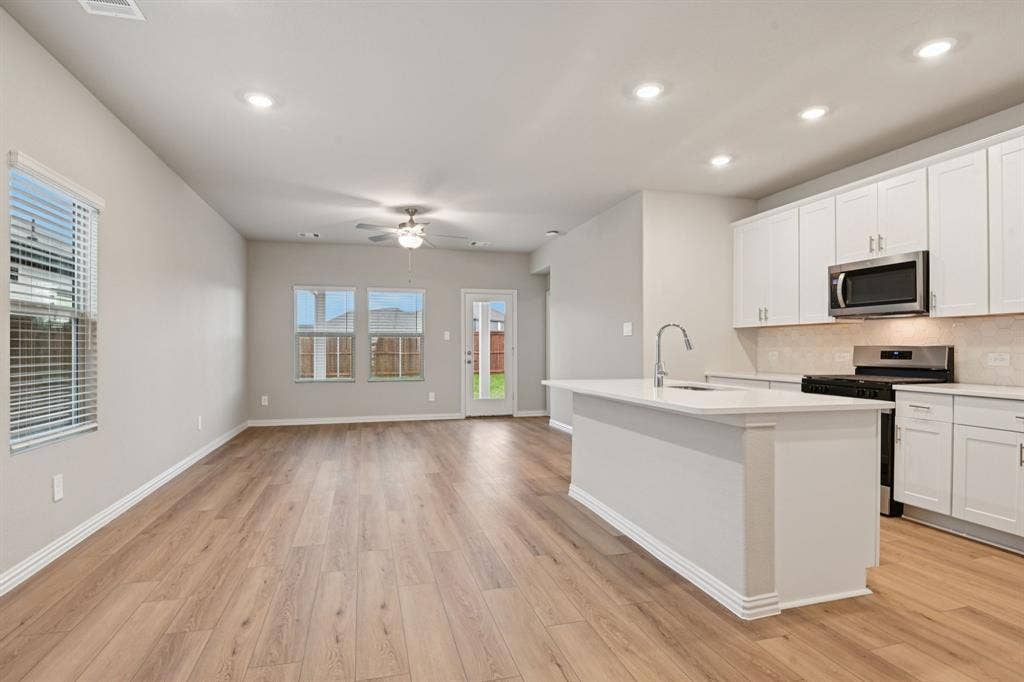 3154 Texoma Boulevard, Farmersville, TX 75442 Photo is not of the actual home, but is an inspirational photo of builder’s model home and may depict options, furnishings, and/or decorator features that are not included.