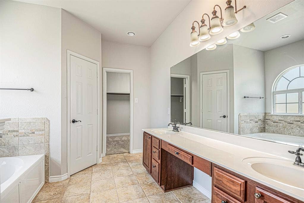 605 Port Royale Way, Euless, TX 76039 605 Port Royale Way, Euless, TX 76039