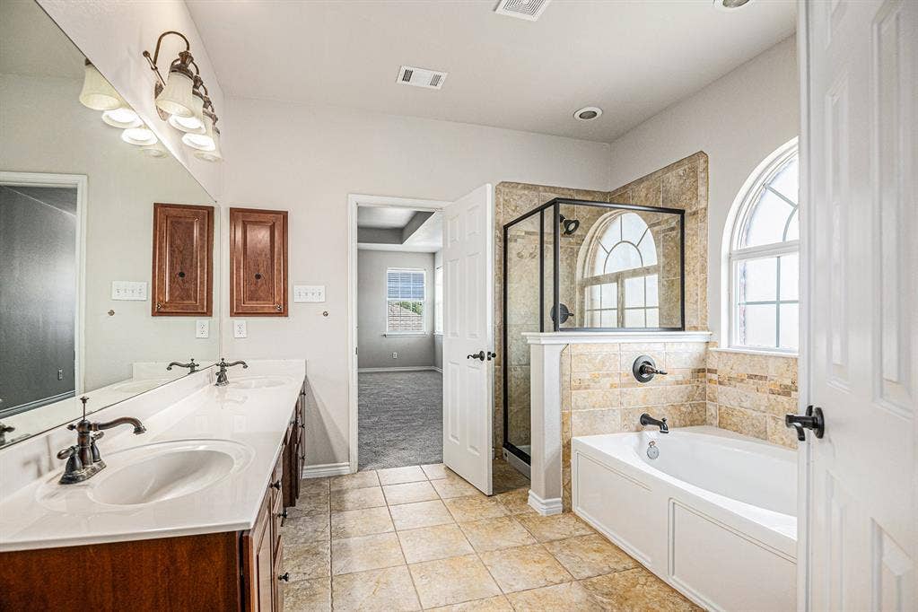 605 Port Royale Way, Euless, TX 76039 605 Port Royale Way, Euless, TX 76039
