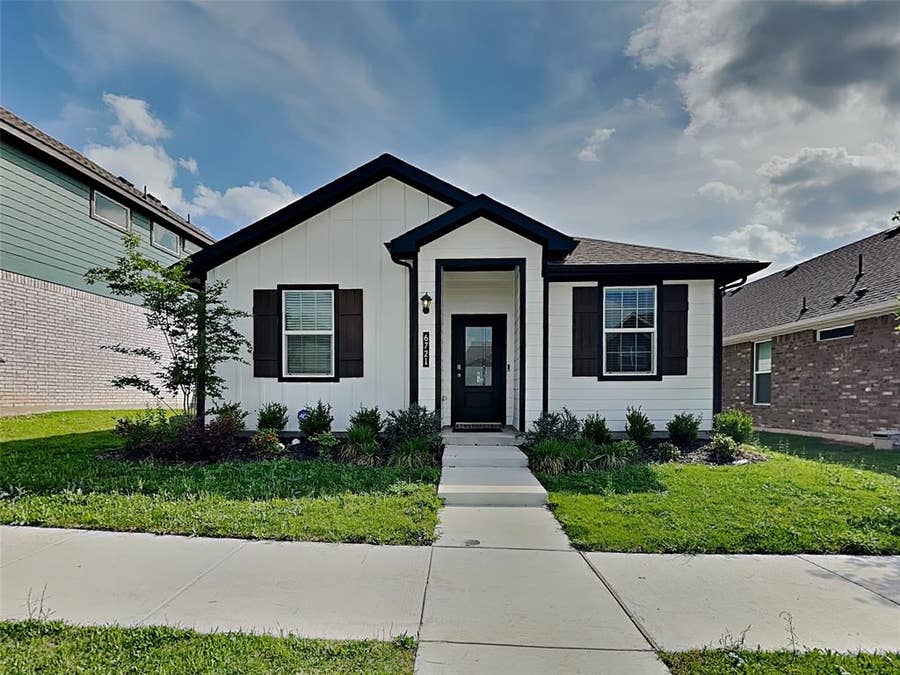 Property photo for 6721 Lake Overlook Drive, Fort Worth, TX