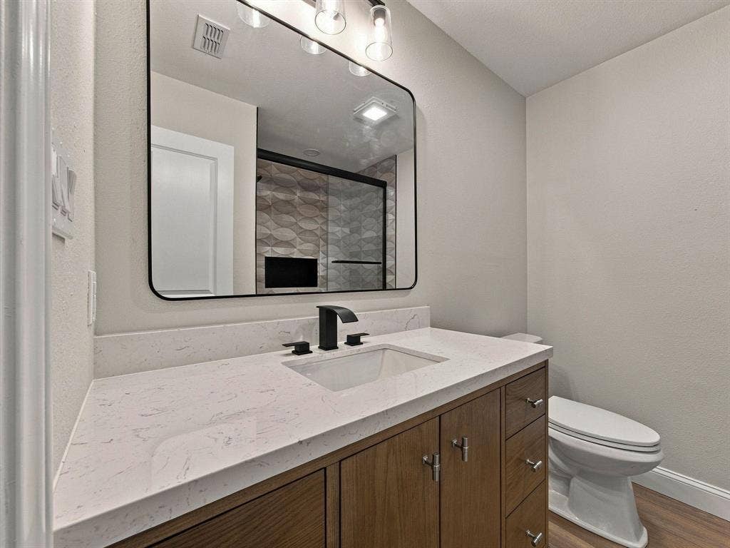 105 E Foggle Street, Athens, TX 75751 Hall Bathroom