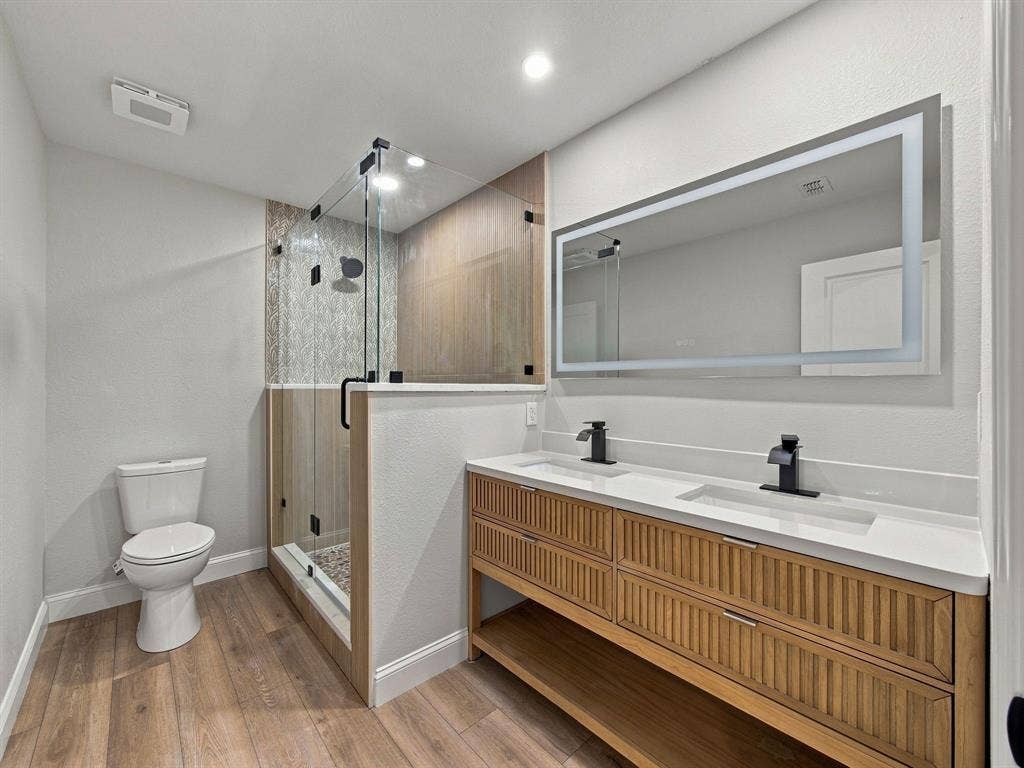 105 E Foggle Street, Athens, TX 75751 Pimary Bathroom