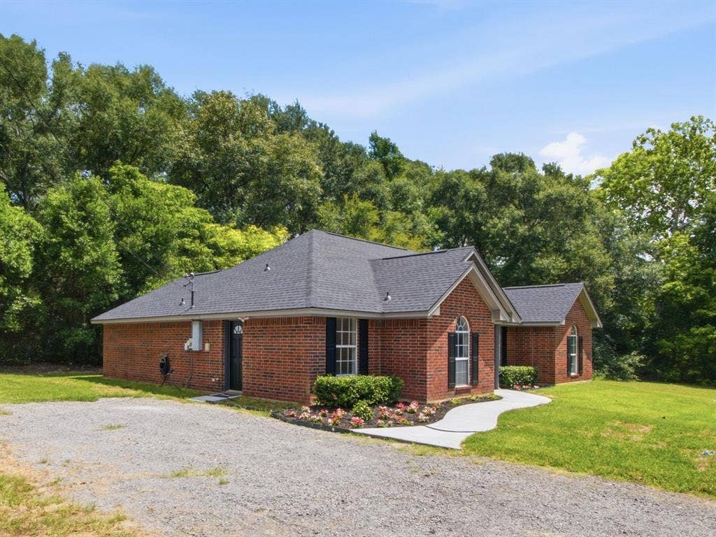 105 E Foggle Street, Athens, TX 75751 105 E Foggle Street, Athens, TX 75751