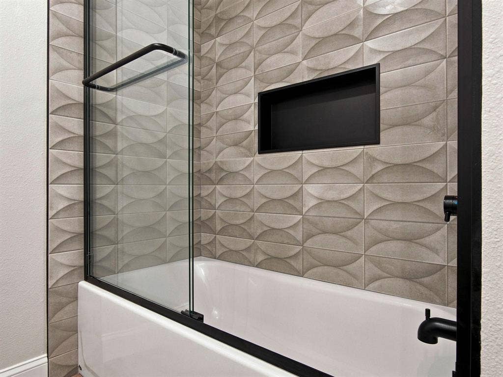 105 E Foggle Street, Athens, TX 75751 Hall Bathroom glass enclosed shower/tub