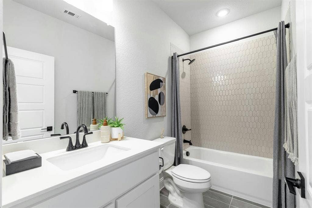 Secondary Bathroom of Kentsdale Farms home in DeSoto, TX by Kindred Homes