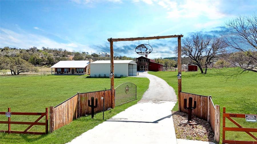 Property photo for 800 Quarter Horse Circle, Kingsland, TX