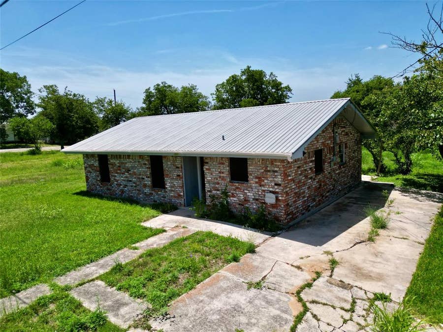 Property photo for 209 Prairie Avenue, Rogers, TX