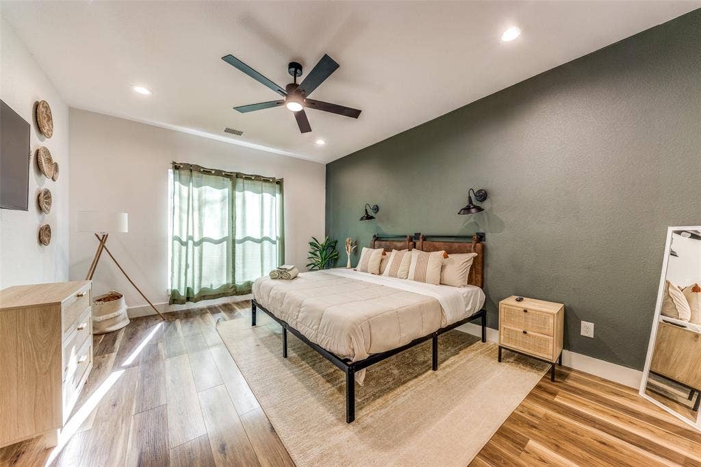1116 Muncie Avenue, Dallas, TX 75212 Spacious room featuring wood-finish flooring, a contemporary ceiling fan, and recessed lighting