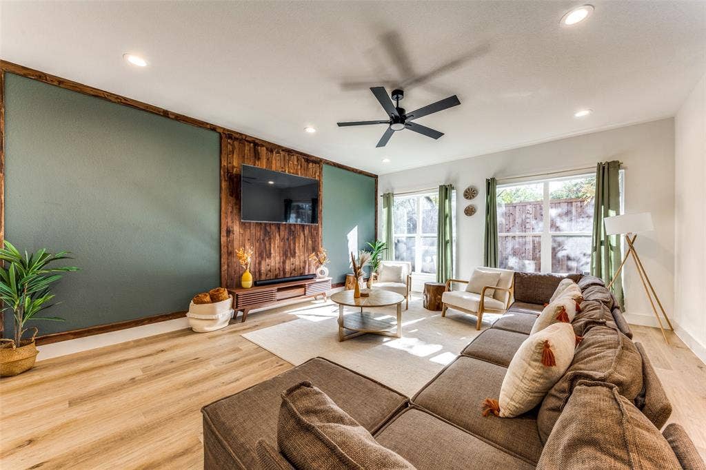1116 Muncie Avenue, Dallas, TX 75212 Spacious living area featuring wood-finish flooring and recessed ceiling lighting