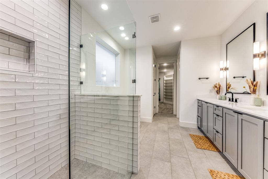 1116 Muncie Avenue, Dallas, TX 75212 Walk-in shower with subway tile surround and integrated niche