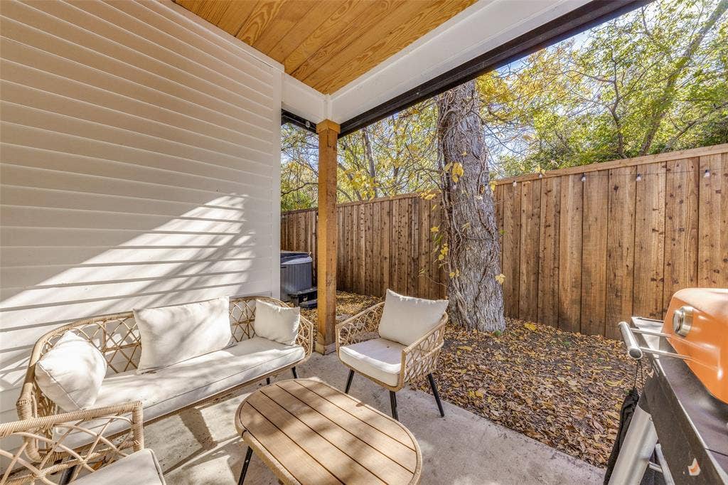 1116 Muncie Avenue, Dallas, TX 75212 Private outdoor patio featuring a concrete slab and wood fence