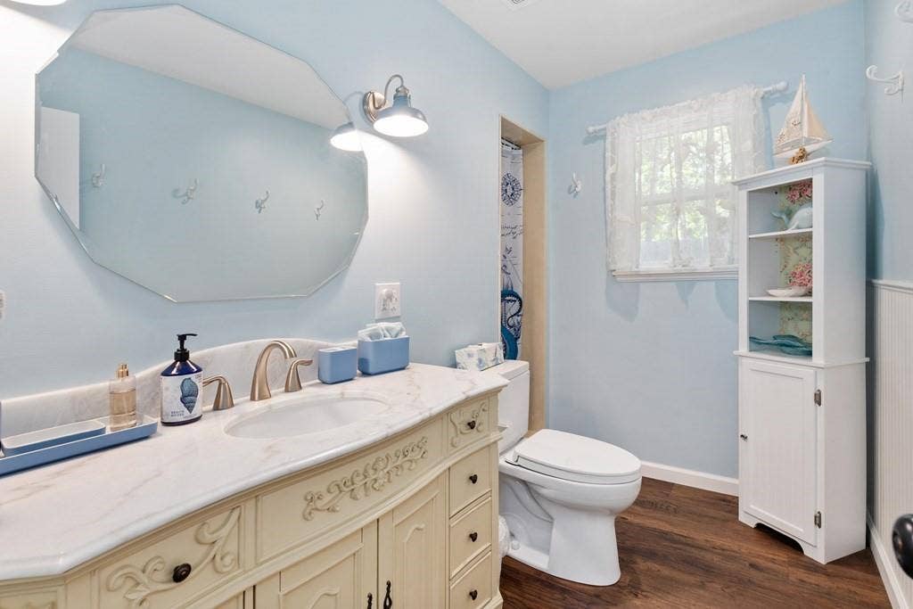138 Wildgrove Drive, Gun Barrel City, TX 75156 Main bathroom with shower & custom vanity sink