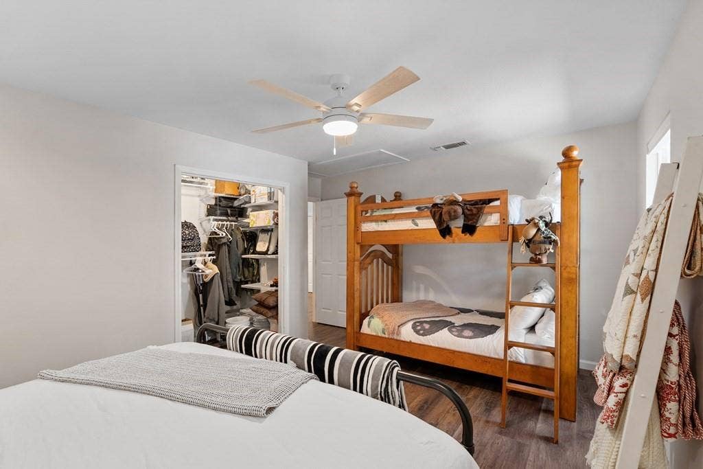 138 Wildgrove Drive, Gun Barrel City, TX 75156 Guest bedroom with king size bed & bunks