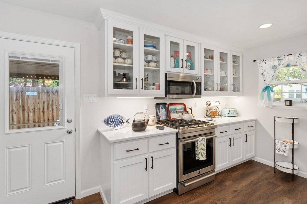 138 Wildgrove Drive, Gun Barrel City, TX 75156 Custom cabinets, gas range, quartz countertops