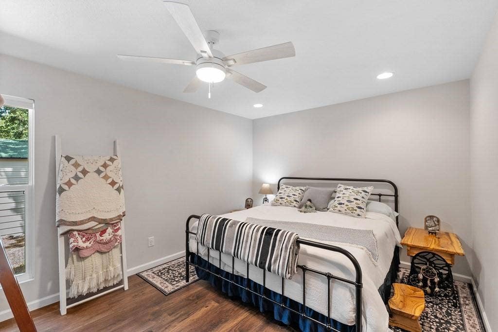 138 Wildgrove Drive, Gun Barrel City, TX 75156 Guest bedroom with king size bed & bunks
