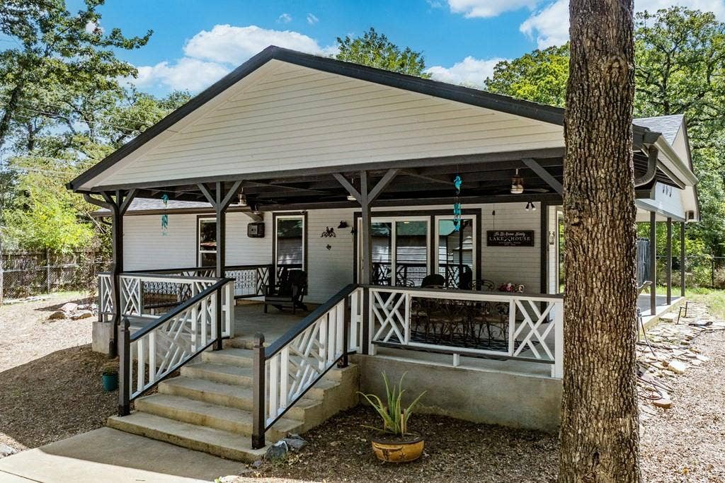 138 Wildgrove Drive, Gun Barrel City, TX 75156 Expansive lake view covered side porch