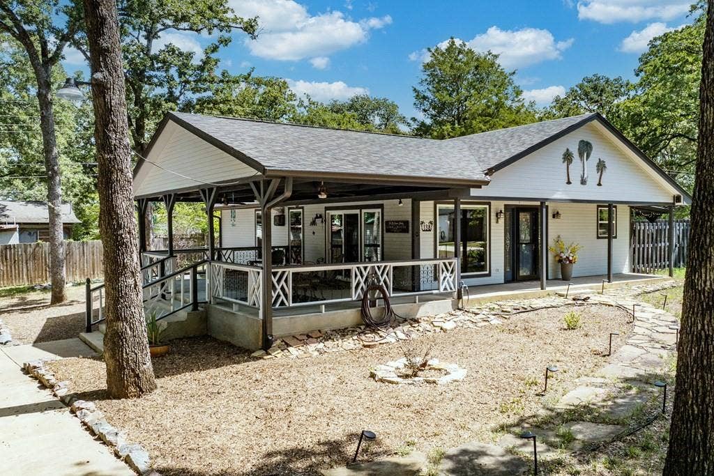 138 Wildgrove Drive, Gun Barrel City, TX 75156 Covered front & side porch views