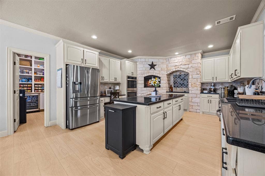 3175 Collins Road, Burleson, TX 76028 3175 Collins Road, Burleson, TX 76028