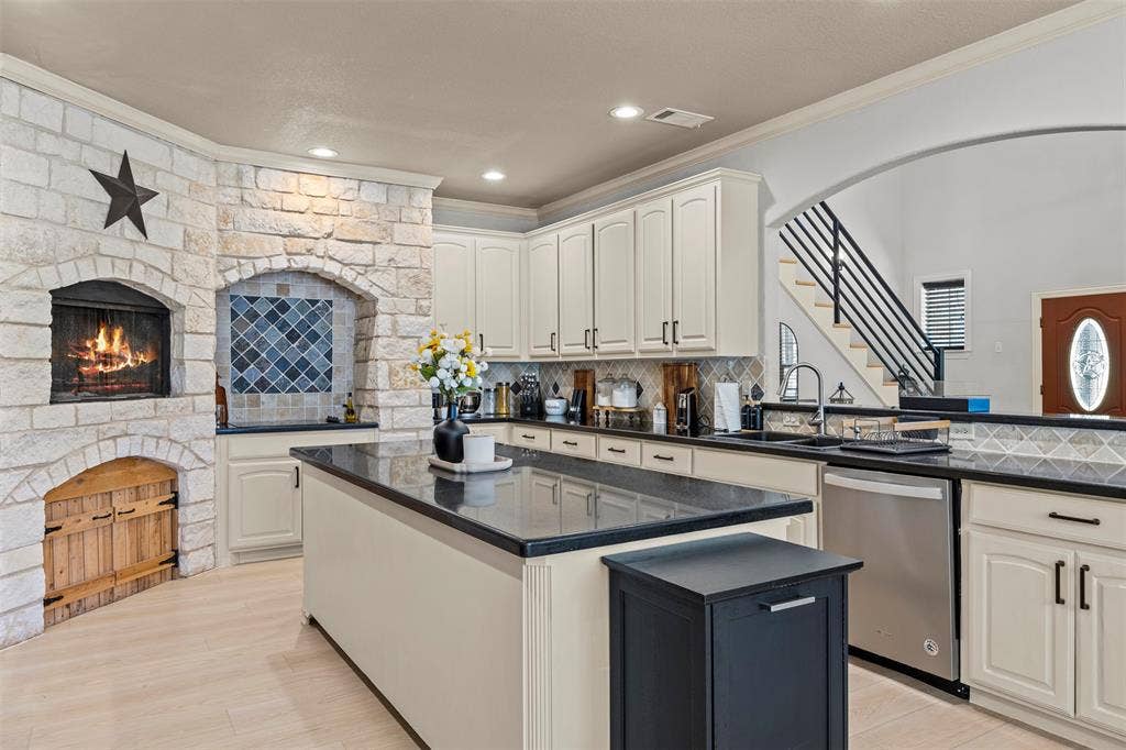 3175 Collins Road, Burleson, TX 76028 3175 Collins Road, Burleson, TX 76028