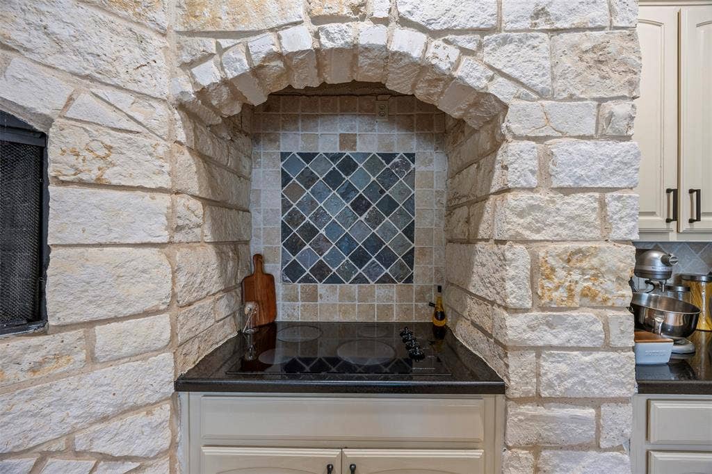 3175 Collins Road, Burleson, TX 76028 3175 Collins Road, Burleson, TX 76028