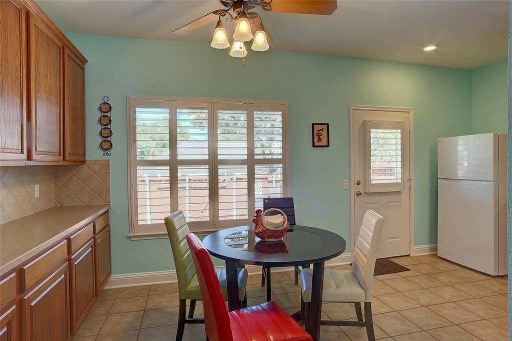 9909 Kaufman Place, Plano, TX 75025 Enough room for a eat in kitchen