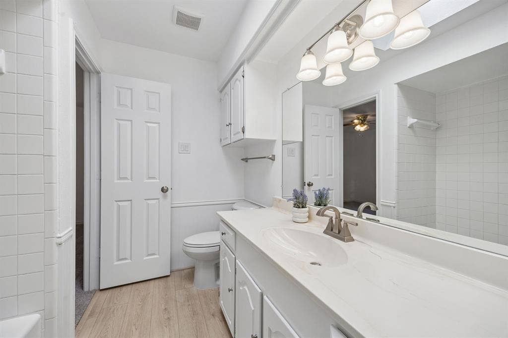 10014 Hickory Crossing, Dallas, TX 75243 Jack and Jill Bathroom
