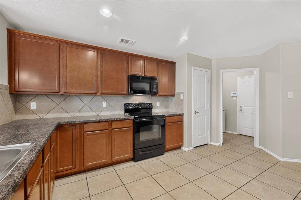 2011 Samantha Lane, Heartland, TX 75126 2011 Samantha Lane, Heartland, TX 75126
