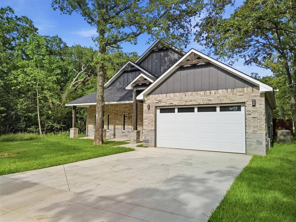 108 Parkside Drive, Trinidad, TX 75163 This home has lots of shade to beat the Texas heat.