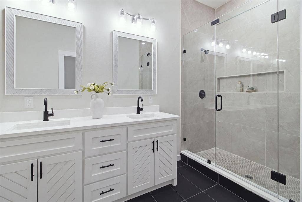 108 Parkside Drive, Trinidad, TX 75163 Enlarge shower with double shower heads