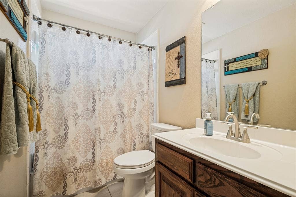 Secondary bathroom - Upstairs