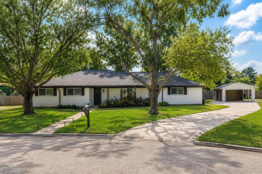 Property photo for 112 Royal Lane, Commerce, TX