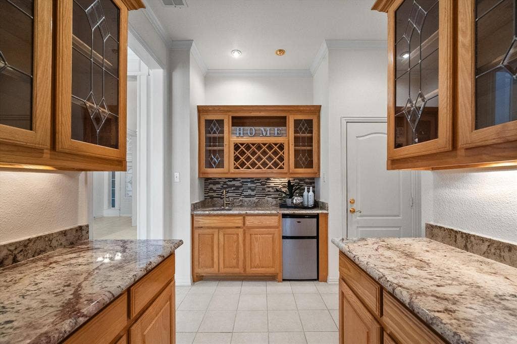 1013 Brook Arbor Drive, Mansfield, TX 76063 Butlers pantry, bar area