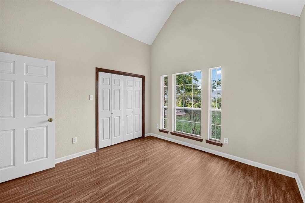 18723 Sims Lane, Nevada, TX 75173 Vaulted ceiling with light neutral wall tones