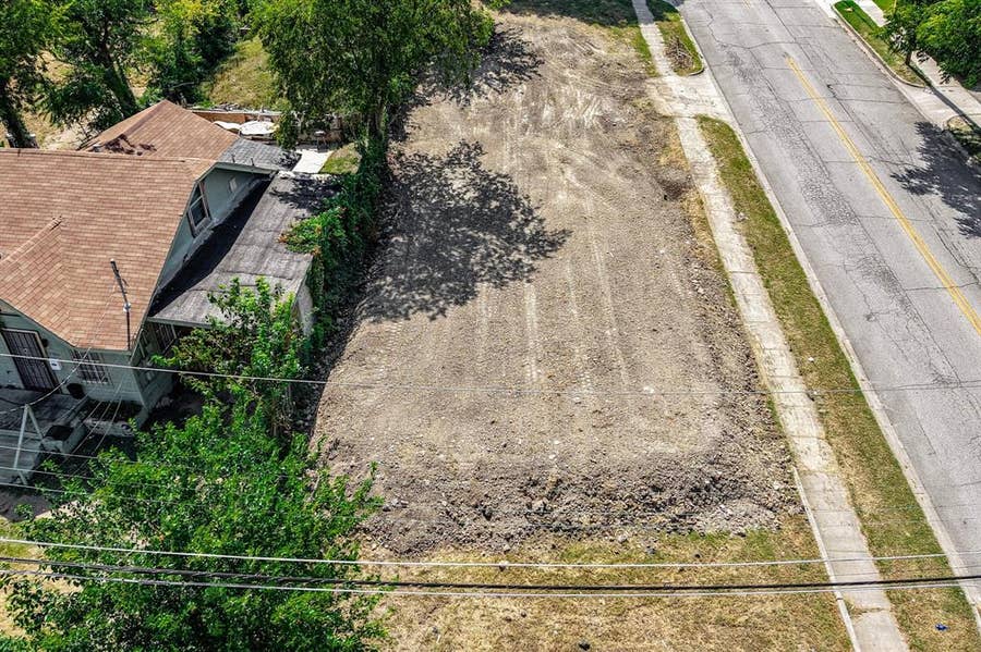 Property photo for 1735 E Waco, Dallas, TX