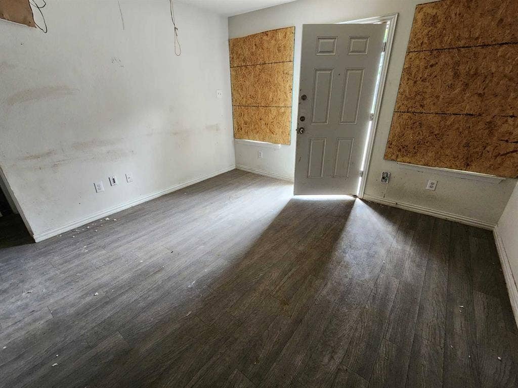 Entry, living