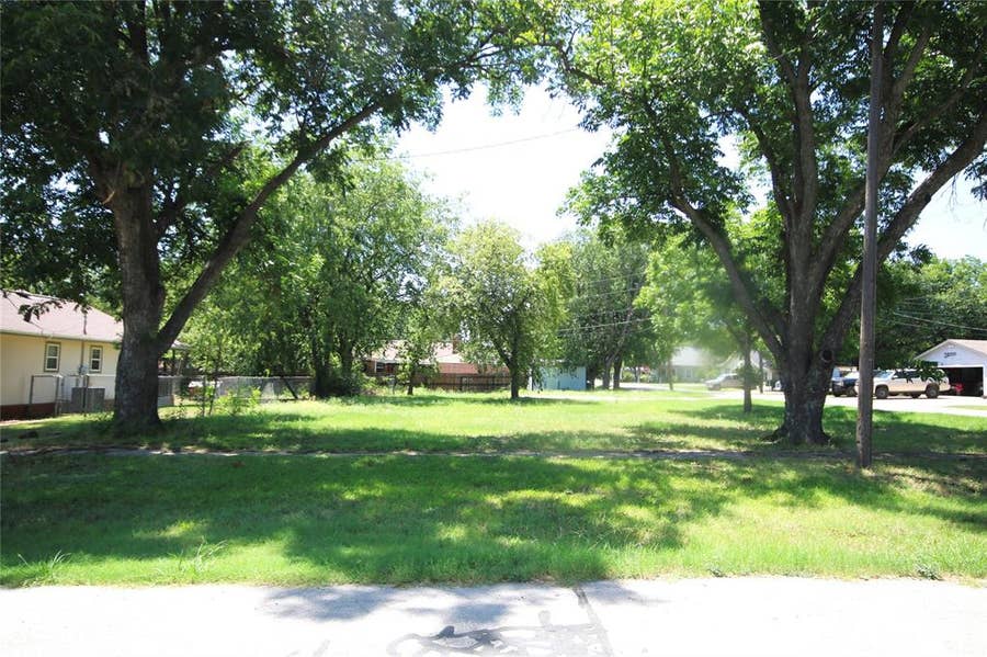 Property photo for 523 W 4th Street, Justin, TX