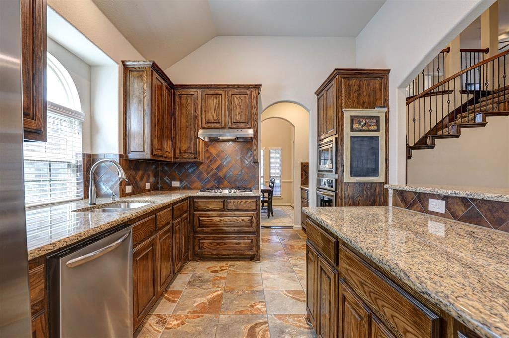 1612 Scarlet Crown Drive, Fort Worth, TX 76177