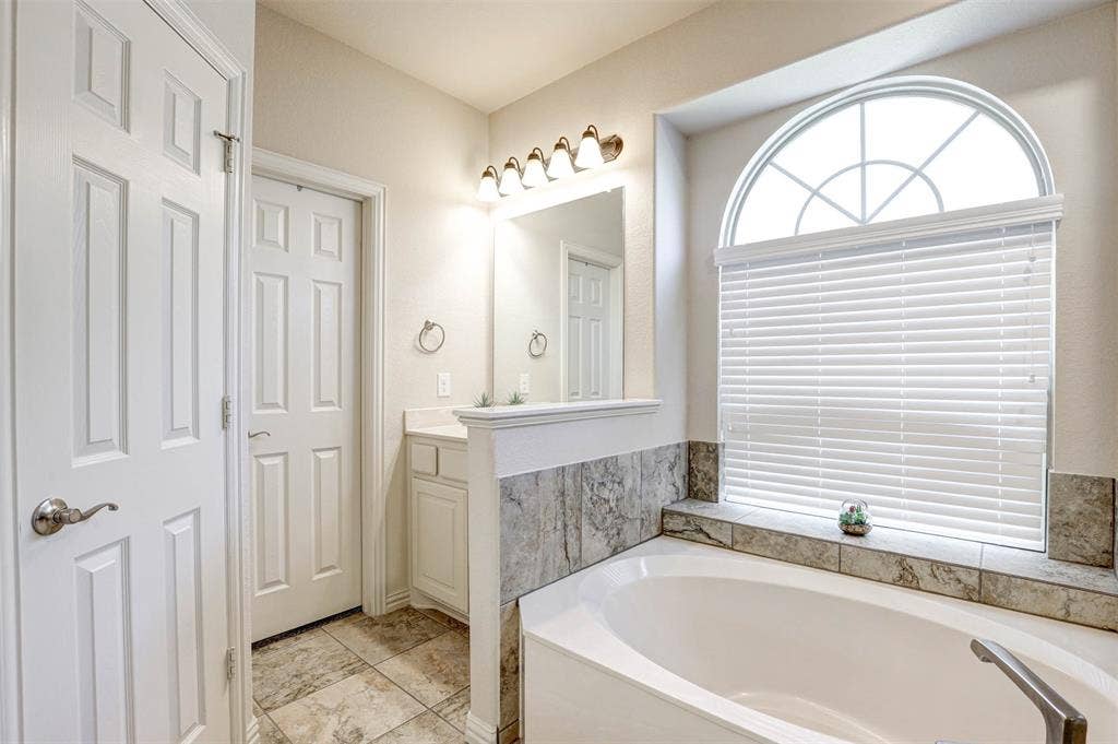 1612 Scarlet Crown Drive, Fort Worth, TX 76177