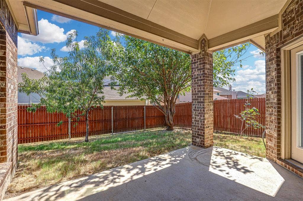 1612 Scarlet Crown Drive, Fort Worth, TX 76177
