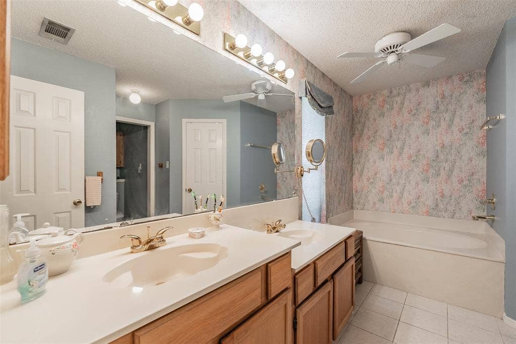1108 Middlebury Lane, Euless, TX 76040 1108 Middlebury Lane, Euless, TX 76040