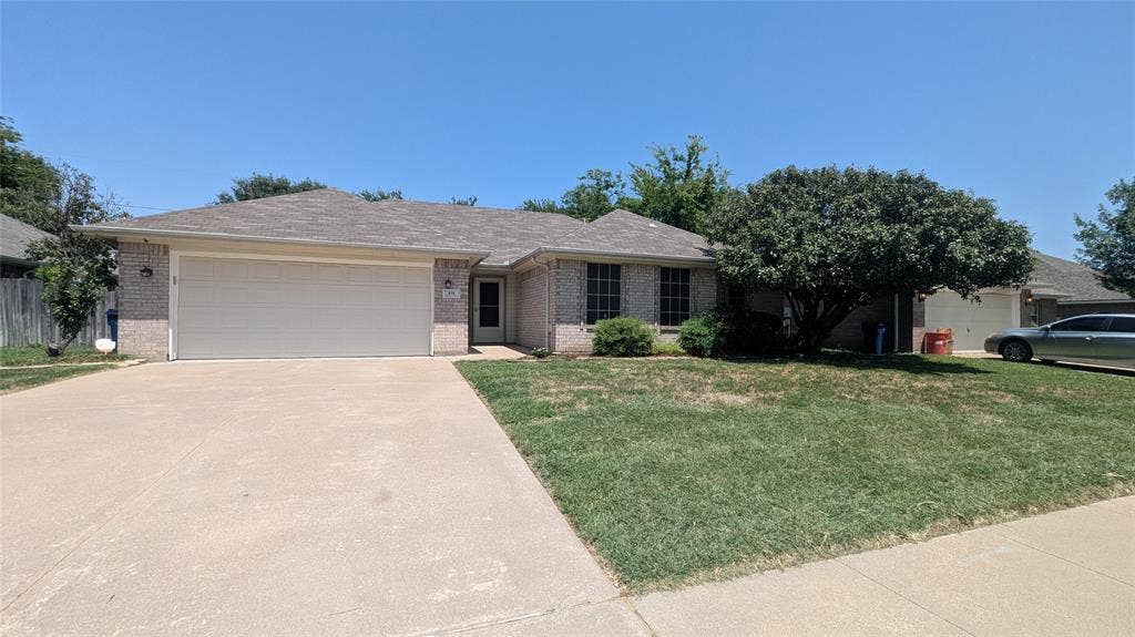 916 Heberle Drive, Burleson, TX 76028 916 Heberle Drive, Burleson, TX 76028