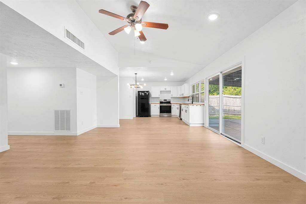 421 Parkvale Lane, Grand Prairie, TX 75052 421 Parkvale Lane, Grand Prairie, TX 75052