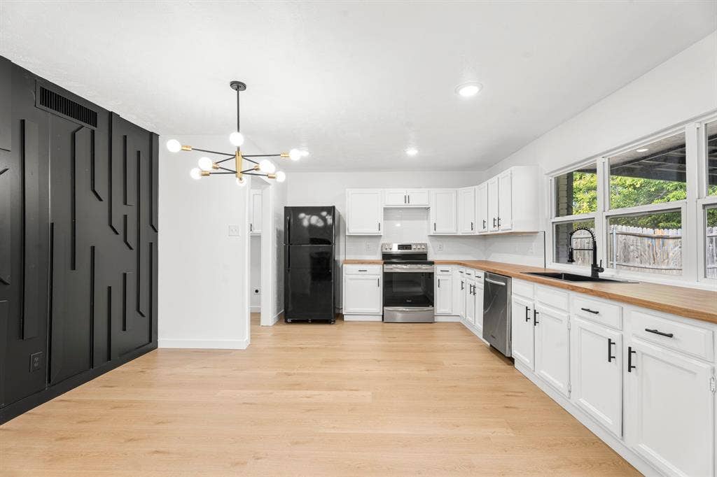 421 Parkvale Lane, Grand Prairie, TX 75052 421 Parkvale Lane, Grand Prairie, TX 75052