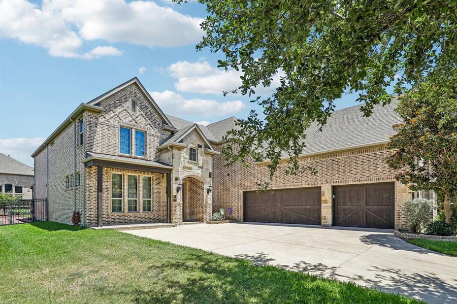 Property photo for 1123 Blue Lake Boulevard, Arlington, TX