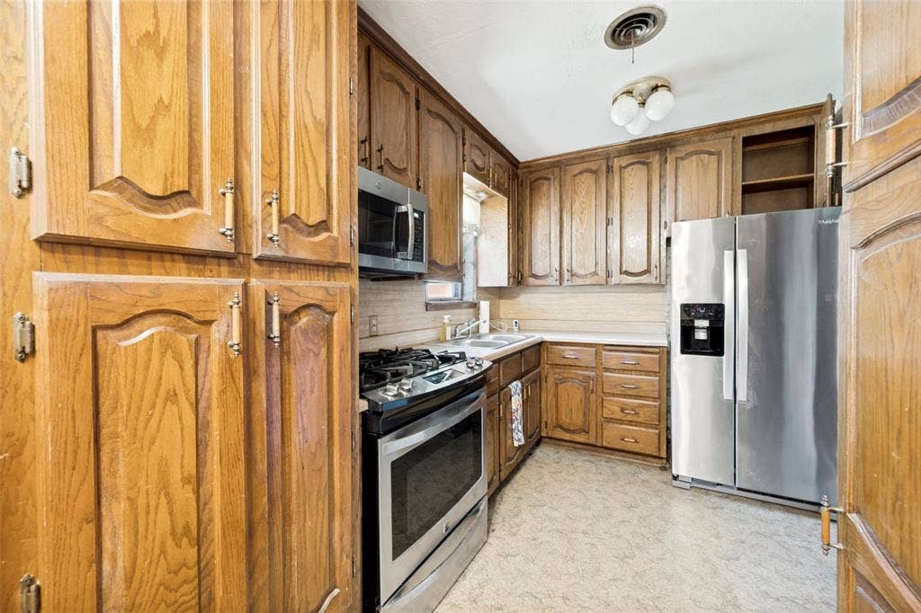5213 Bonnie Wayne Street, Haltom City, TX 76117 Efficient kitchen