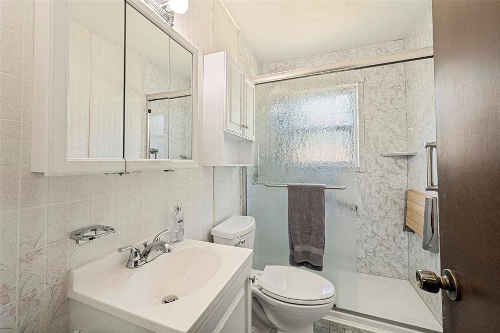 5213 Bonnie Wayne Street, Haltom City, TX 76117 Recently updated full hall bath