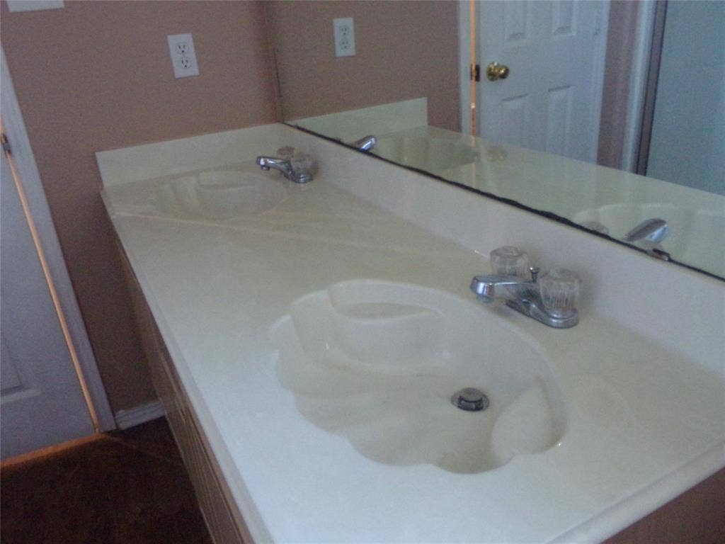 4708 Topaz Lane, Granbury, TX 76049 Double sinks in primary bathroom