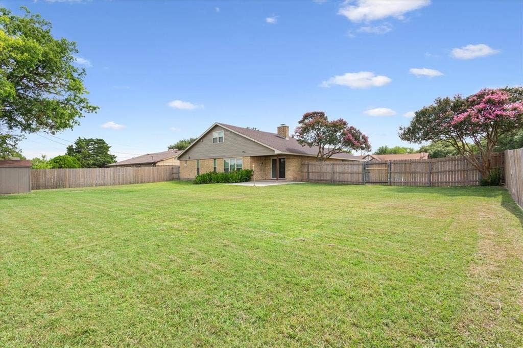 116 Boleman Drive, Hewitt, TX 76643 Expansive green lawn with a full privacy fence